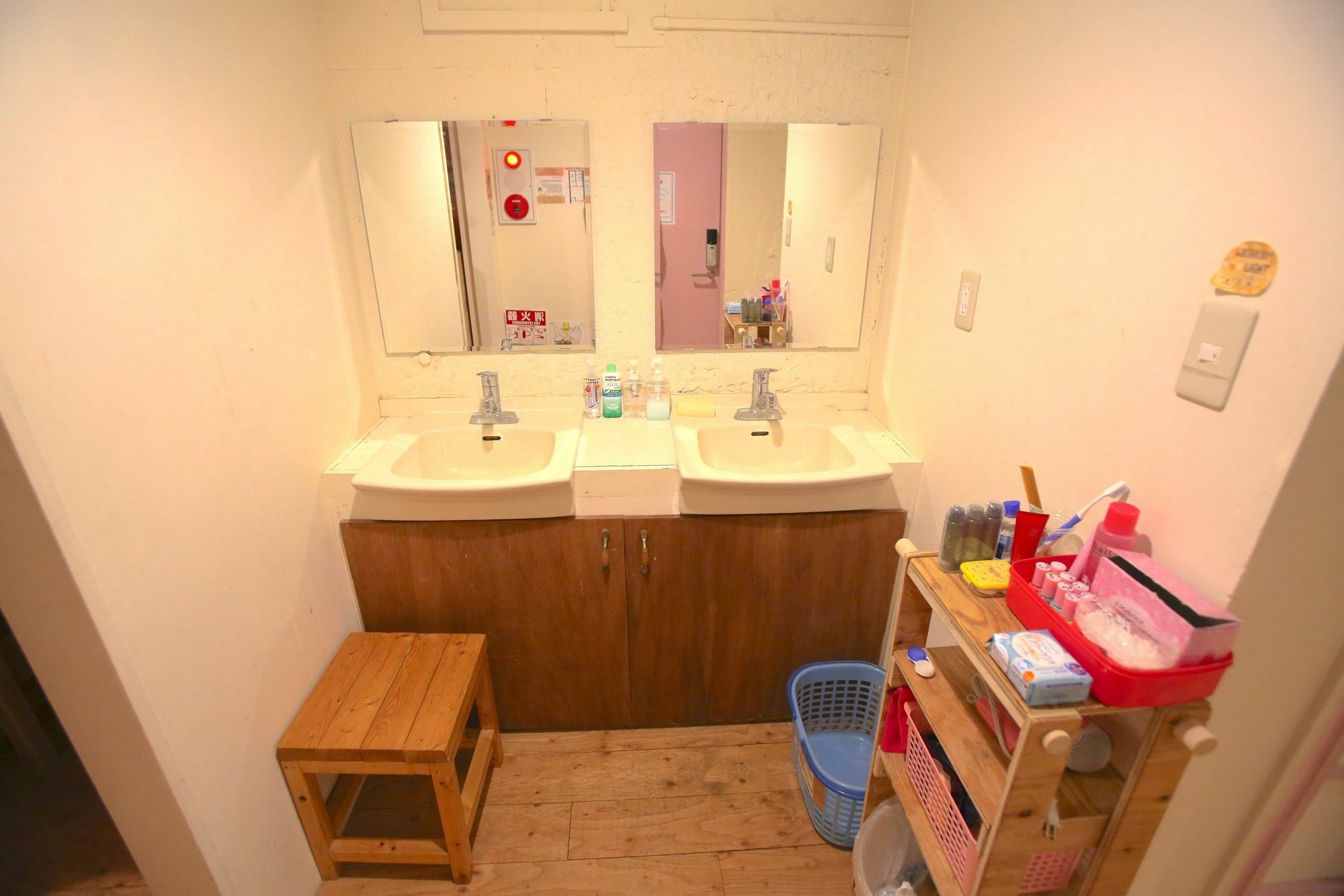 Yadoya Guest House Orange Токио Экстерьер фото